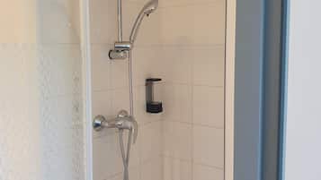 Shower, rainfall showerhead, free toiletries, towels