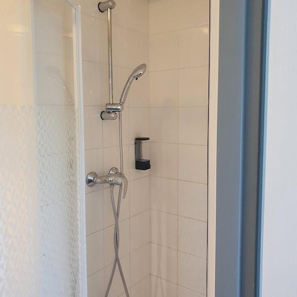 Shower, rainfall showerhead, free toiletries, towels - Enzo Hotels Loudeac By Kyriad Direct (Loudeac)