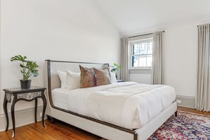 4 Schlafzimmer, Schreibtisch, Bügeleisen/Bügelbrett, WLAN