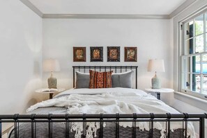 4 Schlafzimmer, Schreibtisch, Bügeleisen/Bügelbrett, Reisekinderbett