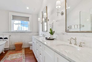 Unclassified image, 5 of 30, button