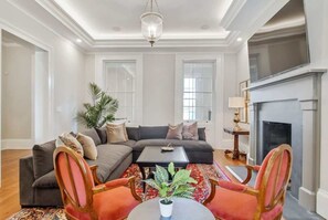 Smart-TV, Kamin, Arbeitsbereiche