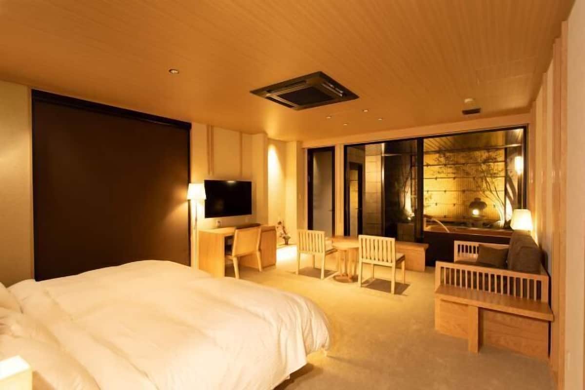 In-room safe, laptop workspace, blackout drapes, iron/ironing board