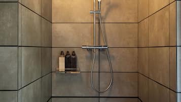Duş, geniş duş başlığı, ücretsiz banyo/kozmetik ürünleri