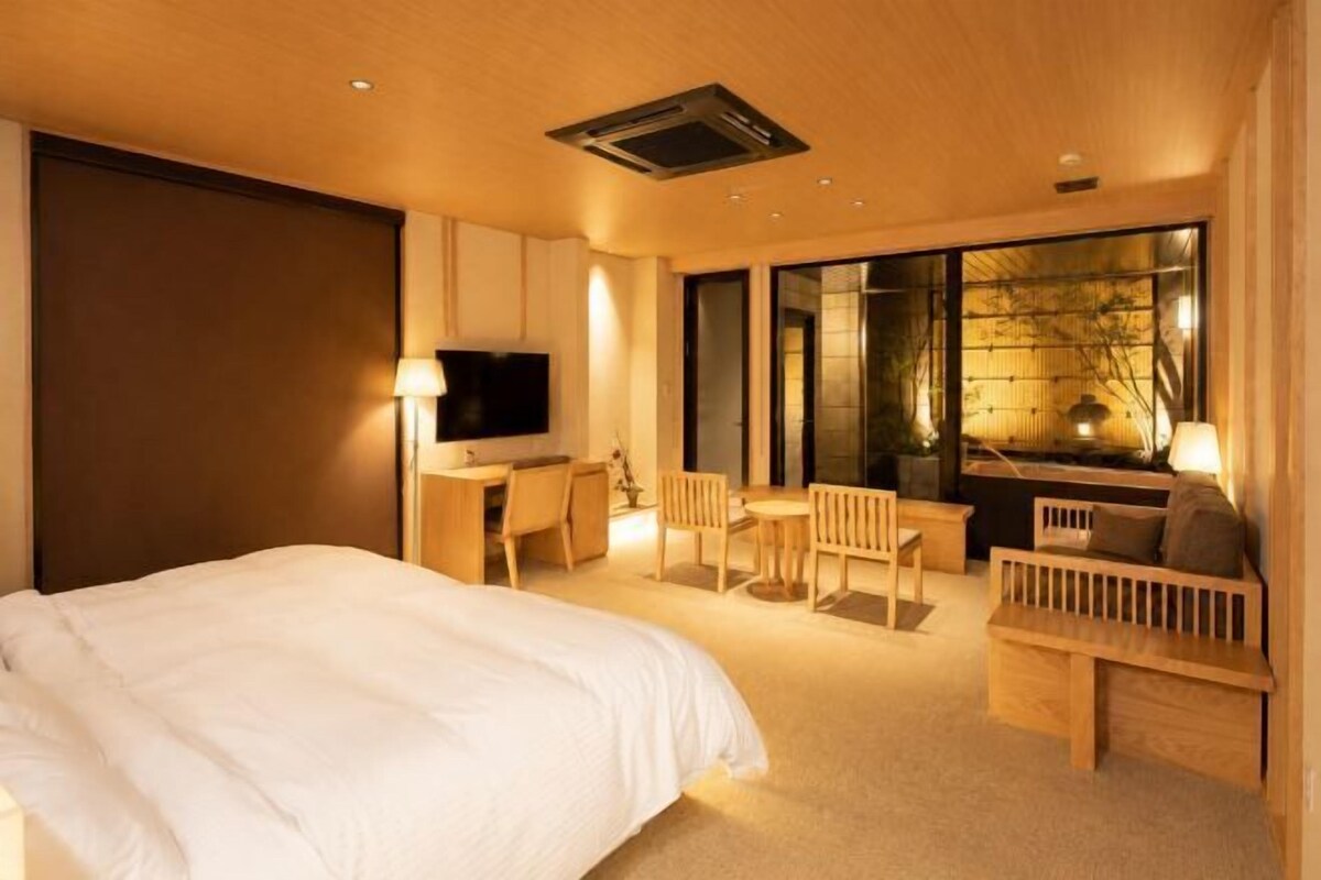 Down duvets, in-room safe, laptop workspace, blackout curtains