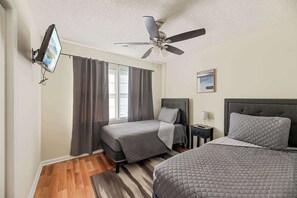 4 habitaciones, tabla de planchar con plancha, cuna de viaje y wifi