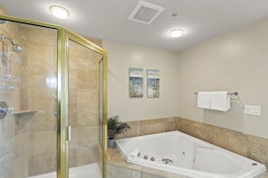 Douche, baignoire Ă jets, serviettes fournies