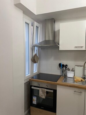 Kühlschrank, Ofen, Herdplatte, Wasserkocher mit Kaffee-/Teezubehör