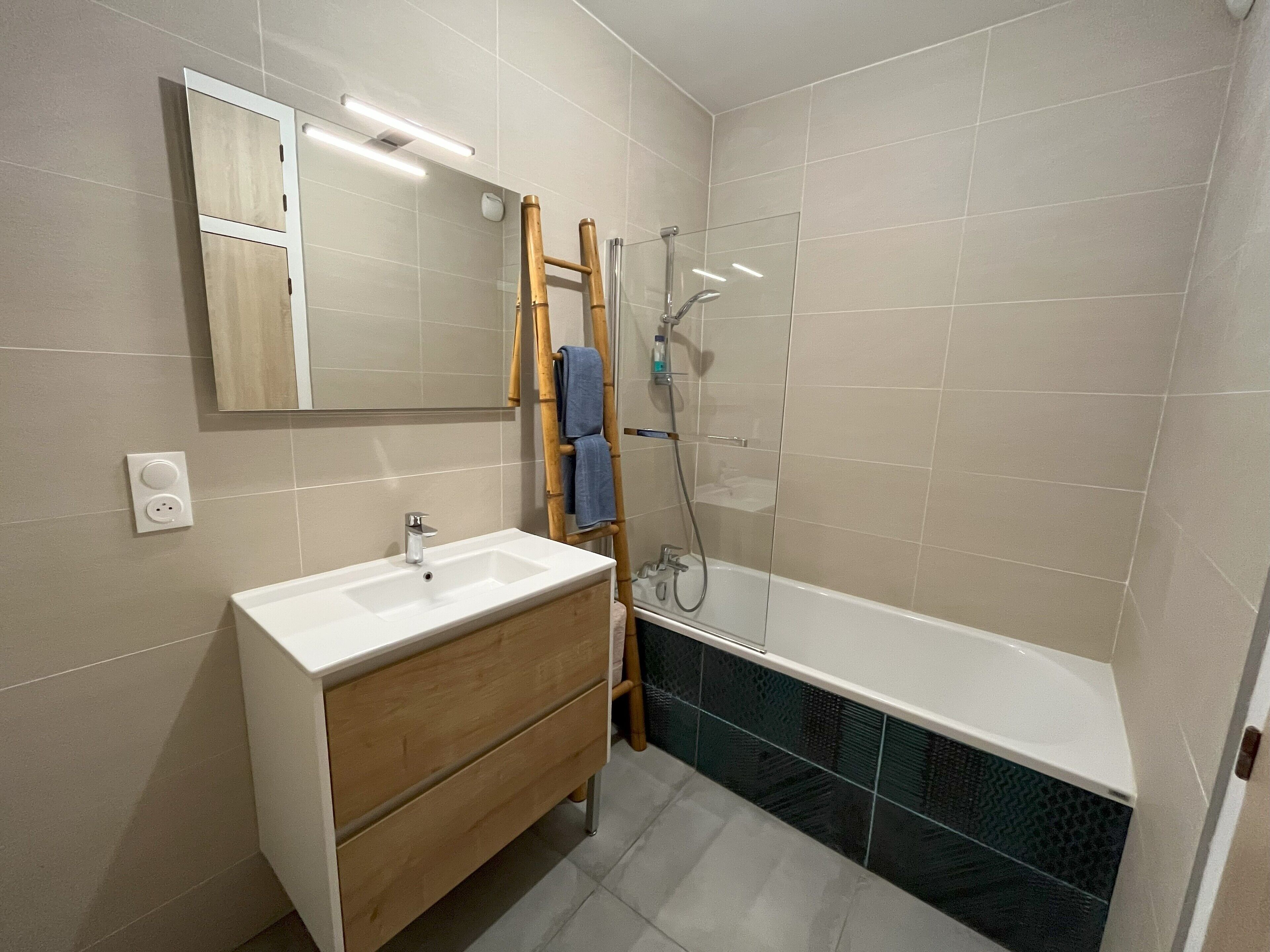 Hårføner, håndklær, såpe og toalettpapir