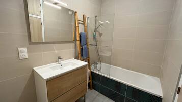 Hiustenkuivaaja, pyyhkeet, saippua, vessapaperi