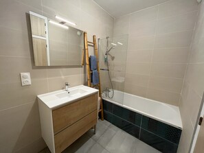 مجففات شعر، مناشف، صابون، ورق حمّام