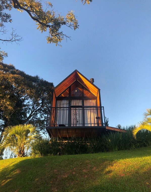 A two-story wooden house with a gabled roof, large windows, and a balcony. - Alta Vista Cabanas (Garibaldi)
