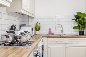 Fridge, microwave, oven, stovetop - Camden Cottage, Charming 2-Bedroom House in Camden Town (Greater London)