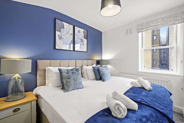 2 bedrooms, iron/ironing board, free WiFi, bed sheets - Camden Cottage, Charming 2-Bedroom House in Camden Town (Greater London)