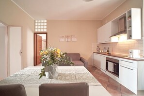 Fridge, oven, dishwasher, coffee/tea maker - Appartamento al Centro Fiumicino Vicino a Tutti I Servizi a Pochi Passi dal Mare (Fiumicino)