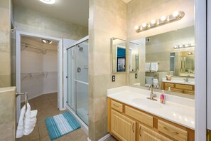 Condo, 2 habitaciones | Baño | Toallas y shampoo 