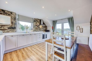 微波爐、焗爐、多士爐、高腳椅