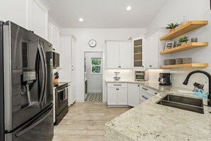 House, 3 Bedrooms | Dapur peribadi | Peti sejuk, ketuhar, pembancuh kopi/teh, pembakar roti 