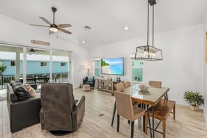 Dining - Beachcomber Life - 100 Gulf Beach Rd 3 Bedroom Home by RedAwning (Fort Myers Beach)
