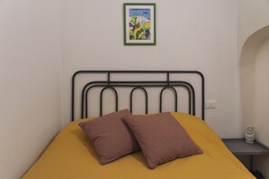 1 habitación, tabla de planchar con plancha, wifi gratis y ropa de cama 