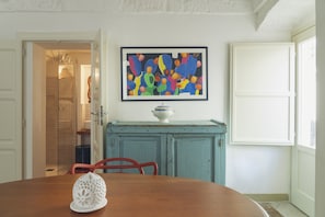 Eenvoudig appartement | Woonkamer | Een 35-inch televisie met digitale zenders