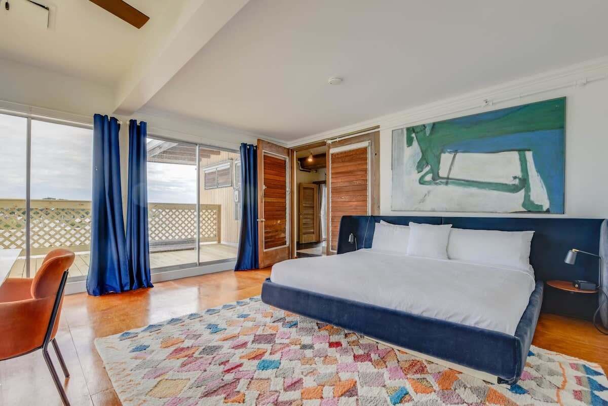 2 bedrooms, desk, iron/ironing board, WiFi