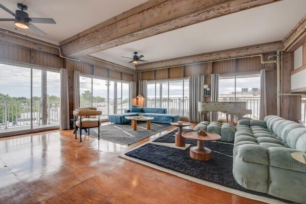 TV, offices - KAMP - Rooftop Penthouse Overlooking Duval (Key West)