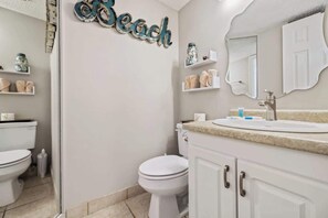 Douche, sèche-cheveux, serviettes fournies