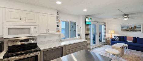 Kjøleskap, mikrobølgeovn, ovn og kokeplater