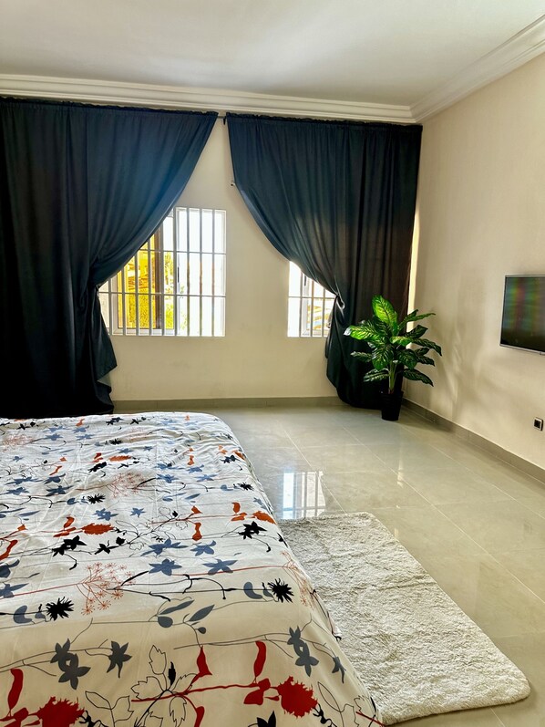 1 bedroom, free WiFi, bed sheets - Big Space & Balcony In Cotonou (Cotonou)