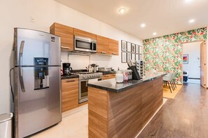 Geladeira, micro-ondas, fogão, cooktop