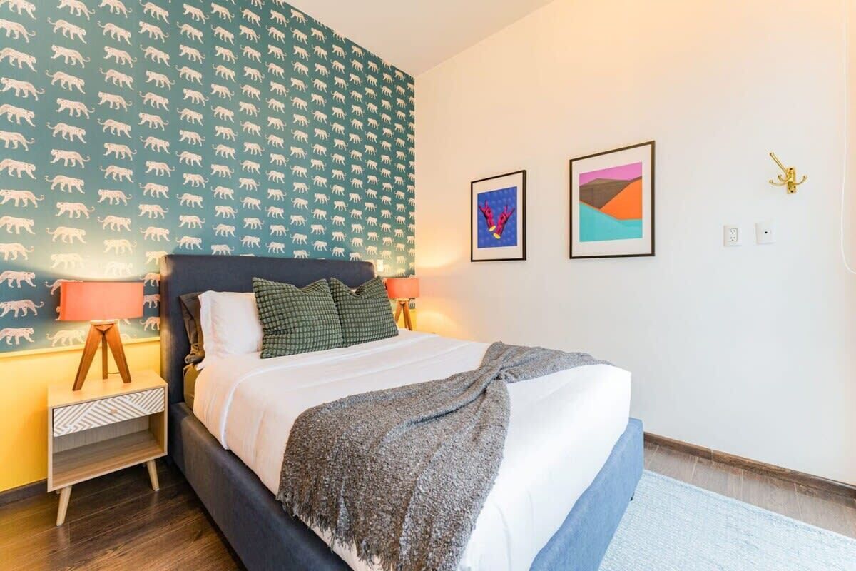 2 habitaciones, escritorio y tabla de planchar con plancha 