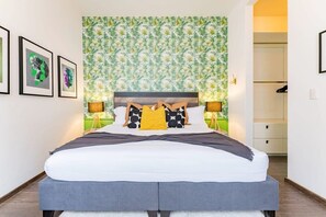 2 quartos, cofres nos quartos, escrivaninha