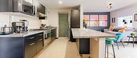 Réfrigérateur, micro-ondes, four, plaque de cuisson