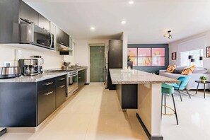 冷蔵庫、電子レンジ、オーブン、コンロ