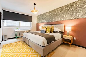 3 室のベッドルーム、セーフティボックス (室内)、デスク、アイロン / アイロン台