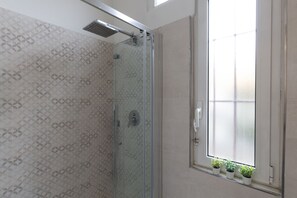 Comfort-lejlighed - 1 soveværelse | Badeværelse | Bruser, brusehoved med spredningseffekt, gratis toiletartikler