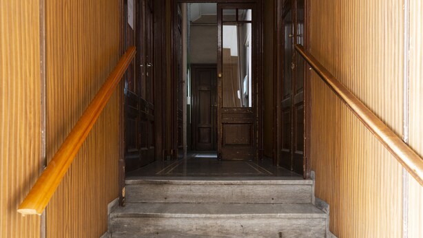 A wooden staircase with a handrail leading to a door. - nota-Mi - Mezzofanti TRE PONTI (Milan)