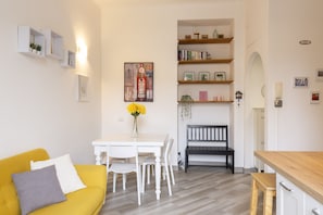 Appartement Confort, 1 chambre | Aire de séjour | Téléviseur connecté de 27 po avec télévision numérique