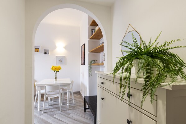 Appartement Confort, 1 chambre | Aire de séjour | Téléviseur connecté de 27 po avec télévision numérique