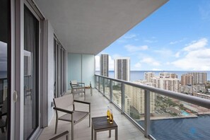 Property grounds - Infinite View| Balcony + Pool + Gym (Hallandale Beach)