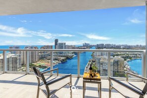 Property grounds - Infinite View| Balcony | Amazing Pool + Gym (Hallandale Beach)