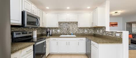 Geladeira, micro-ondas, fogão, cooktop