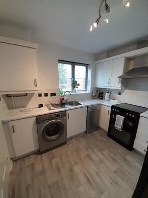 Fridge, microwave, oven, stovetop - 4-Bed| Up to 30% off| Contractors | BHX, NEC, HS2
 (Birmingham)