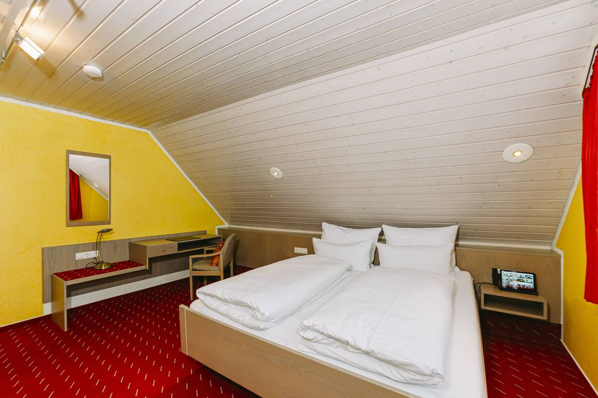 Standard Studio | Desk, soundproofing, free WiFi