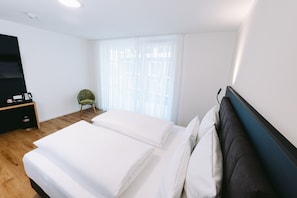 Kahden hengen comfort-huone, 1 suuri parisänky | Työpöytä, äänieristys, ilmainen Wi-Fi