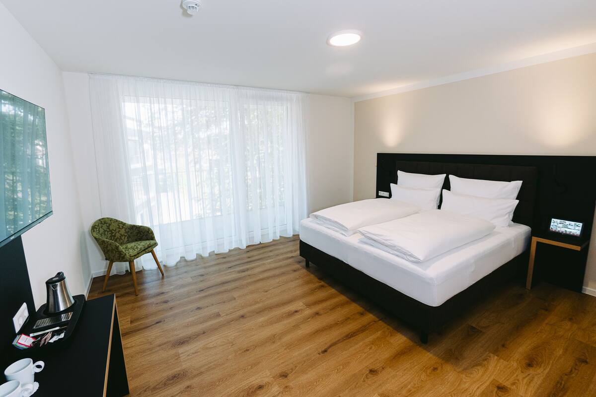 Habitación Confort doble, 1 cama de matrimonio grande | Escritorio, sistema de insonorización, wifi gratis