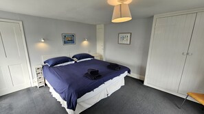 2 bedrooms, iron/ironing board, travel crib, WiFi - Corner Cottage -  a cottage that sleeps 5 guests  in 2 bedrooms (St Mawes)