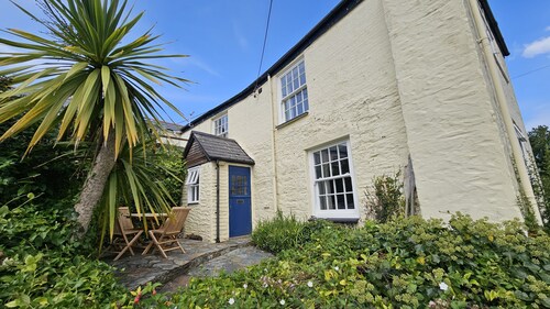 Corner Cottage -  a cottage that sleeps 5 guests  in 2 bedrooms