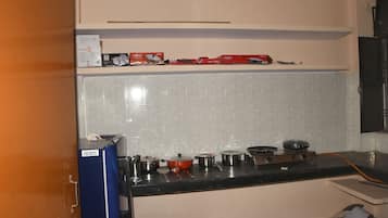 Fridge, oven, stovetop, electric kettle